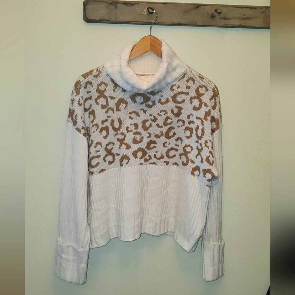Leapord print cream and tan turtleneck sweater, Brand Nine West, Size Large